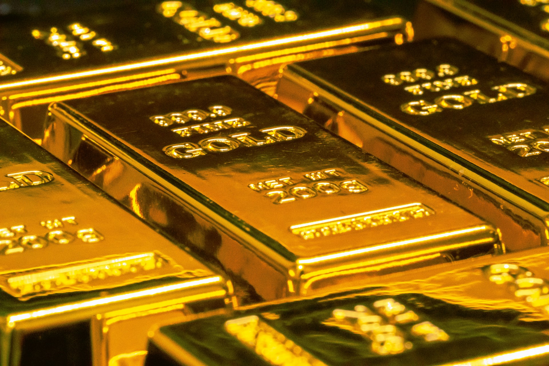 Gold Rises as Markets Shift to Safe-Haven Assets Amid Tariff Uncertainty