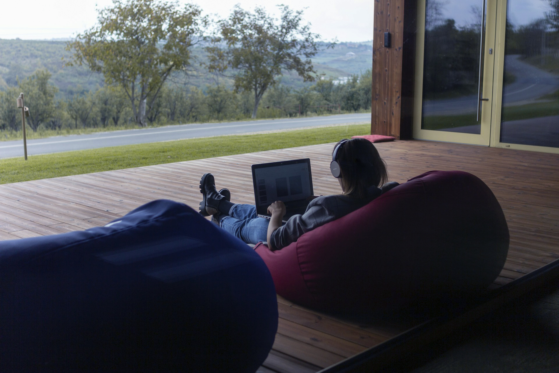 Forex and Remote Work: Balancing Screen and Reality