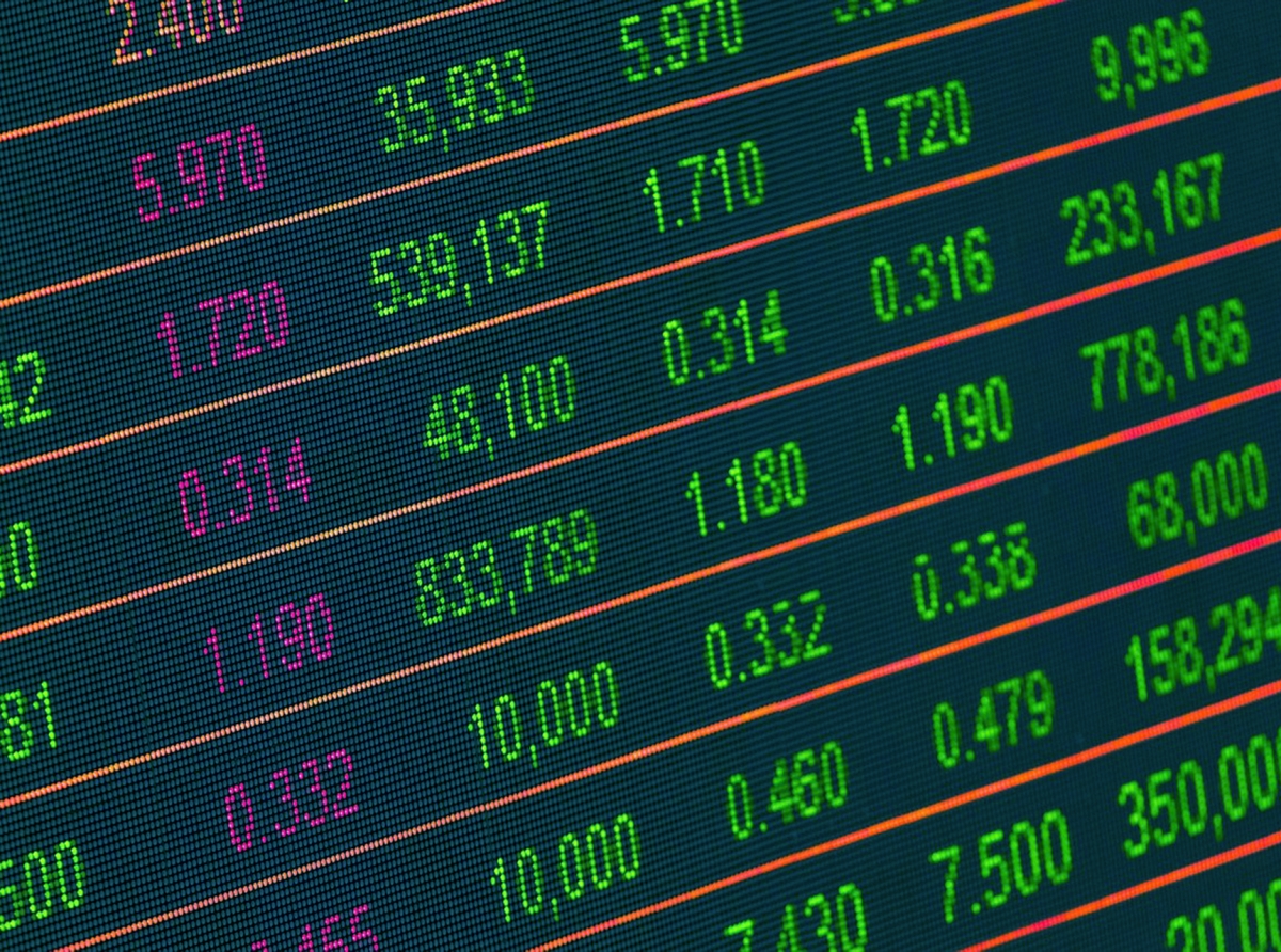 Quote Filtering and Non-Market Spikes: How Data Providers Protect Brokers from Losses