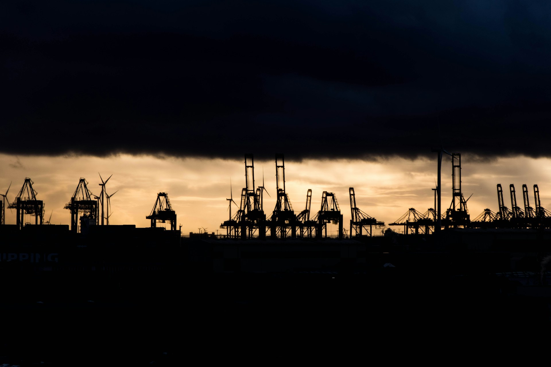 Oil Rises 1.5% on OPEC+ Supply Moves and Mounting Venezuelan Production Risks