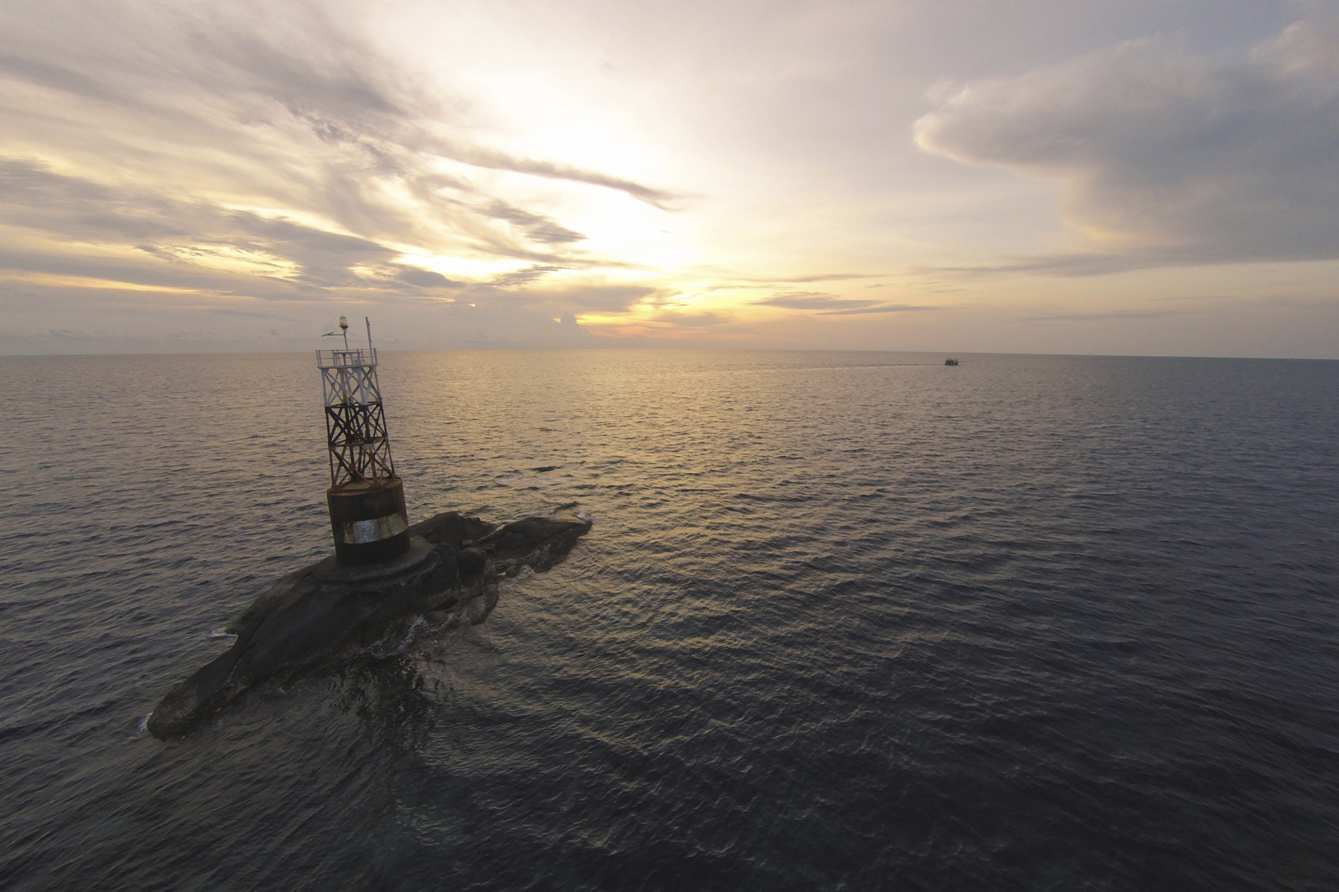 Trump Waives Jones Act: How Oil Markets and Forex React to 60-Day Shipping Shift